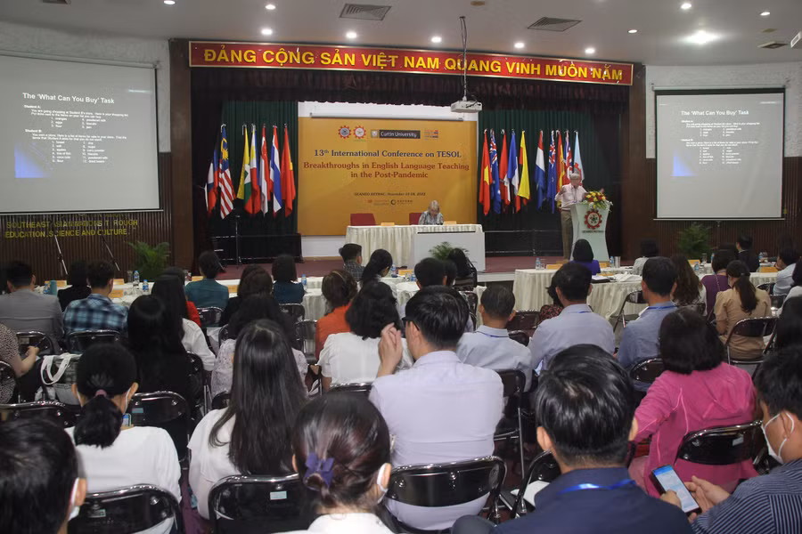 Toàn cảnh hội thảo quốc tế về nghiên cứu và giảng dạy tiếng Anh lần thứ 13. Toàn cảnh hội thảo quốc tế về nghiên cứu và giảng dạy tiếng Anh lần thứ 13.