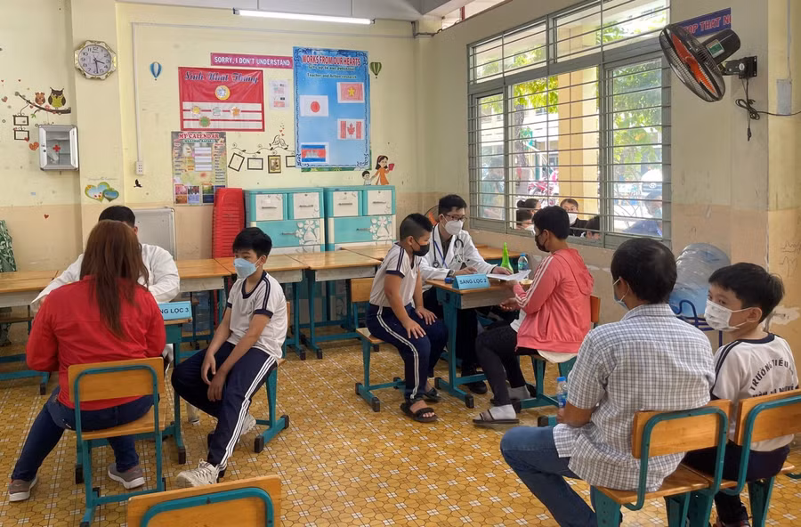 Học sinh khối 5 tiêm vắc xin ngừa Covid-19 tại điểm tiêm Trường Tiểu học Phú Thọ (quận 11)