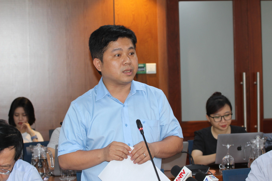 Ông Hồ Tấn Minh thông tin tại buổi họp báo.