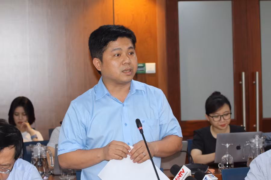 Ông Hồ Tấn Minh thông tin tại buổi họp báo.