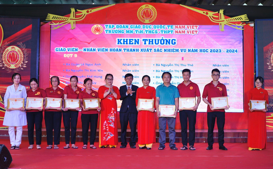 Cô Phan Thị Ánh Hoàng (thứ 6 từ trái qua). Cô Phan Thị Ánh Hoàng (thứ 6 từ trái qua).