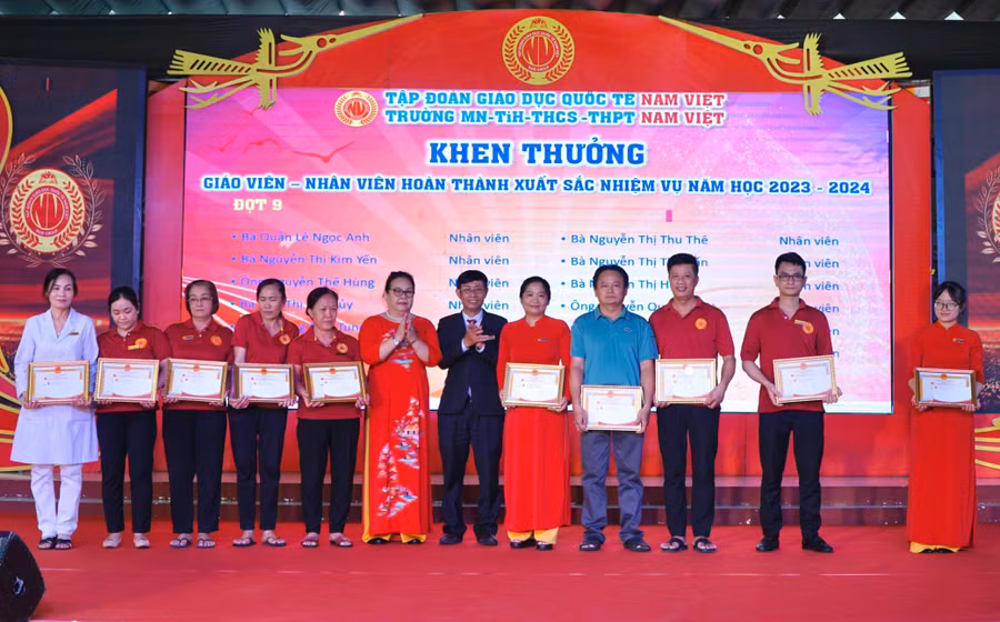 Cô Phan Thị Ánh Hoàng (thứ 6 từ trái qua).