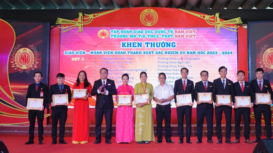 Ông Nguyễn Đức Quốc, Chủ tịch Tập đoàn giáo dục Quốc tế Nam Việt và Nhà báo Nguyễn Anh Tú, Phó Trưởng Cơ quan thường trú, Báo Giáo dục và Thời đại tại TPHCM trao khen thưởng giáo viên nhân viên nhà trường hoàn thành xuất sắc nhiệm vụ năm học 2023-2024. Ông Nguyễn Đức Quốc, Chủ tịch Tập đoàn giáo dục Quốc tế Nam Việt và Nhà báo Nguyễn Anh Tú, Phó Trưởng Cơ quan thường trú, Báo Giáo dục và Thời đại tại TPHCM trao khen thưởng giáo viên nhân viên nhà trường hoàn thành xuất sắc nhiệm vụ năm học 2023-2024.