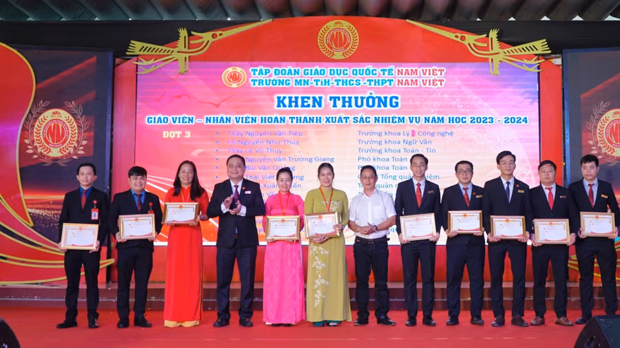 Ông Nguyễn Đức Quốc, Chủ tịch Tập đoàn giáo dục Quốc tế Nam Việt và Nhà báo Nguyễn Anh Tú, Phó Trưởng Cơ quan thường trú, Báo Giáo dục và Thời đại tại TPHCM trao khen thưởng giáo viên nhân viên nhà trường hoàn thành xuất sắc nhiệm vụ năm học 2023-2024.