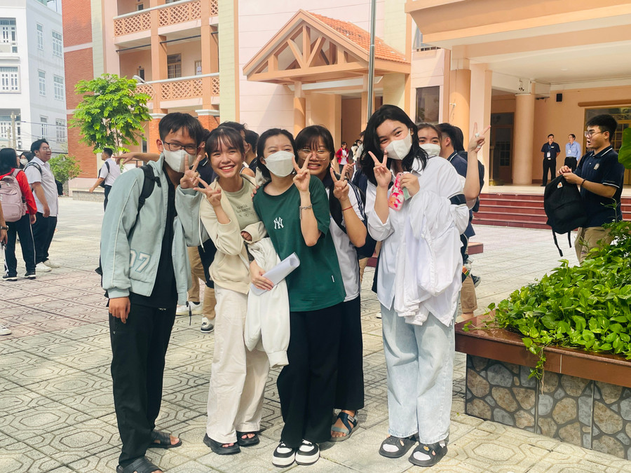 Các thí sinh Đồng Nai bình tĩnh, tự tin trước khi bước vào môn thi đầu tiên của kỳ thi tốt nghiệp THPT năm 2023.