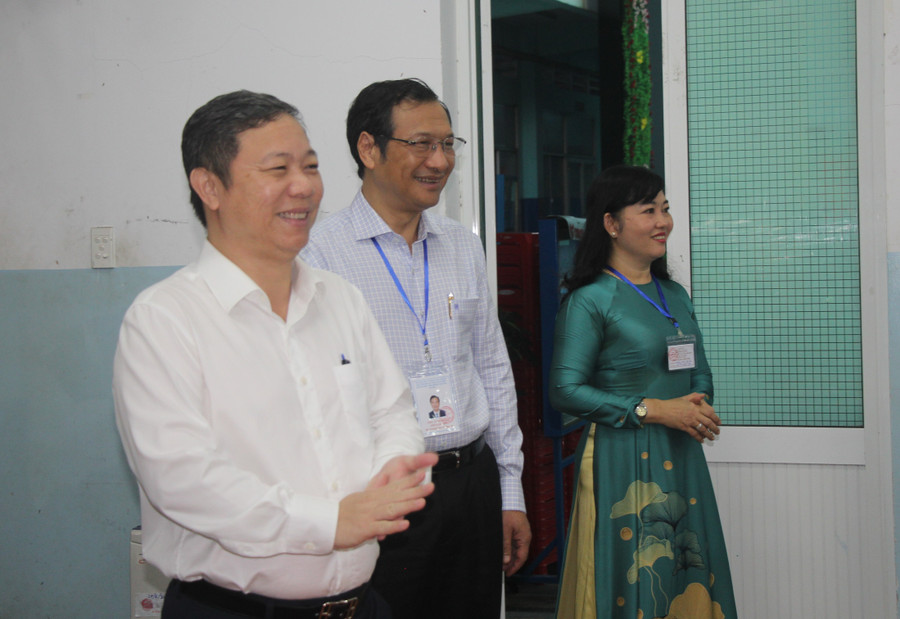 Ông Dương Anh Đức (ngoài cùng bên trái) kiểm tra tại điểm thi Trường THCS Lê Lợi.