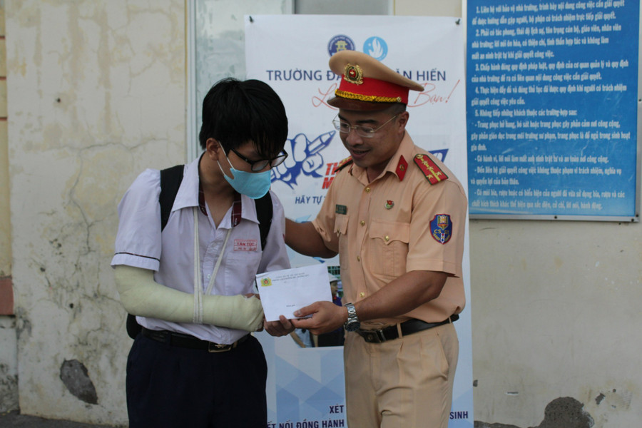 Lực lượng cảnh sát giao thông động viên em Tài trước khi bước vào thi môn Ngữ văn. Lực lượng cảnh sát giao thông động viên em Tài trước khi bước vào thi môn Ngữ văn.