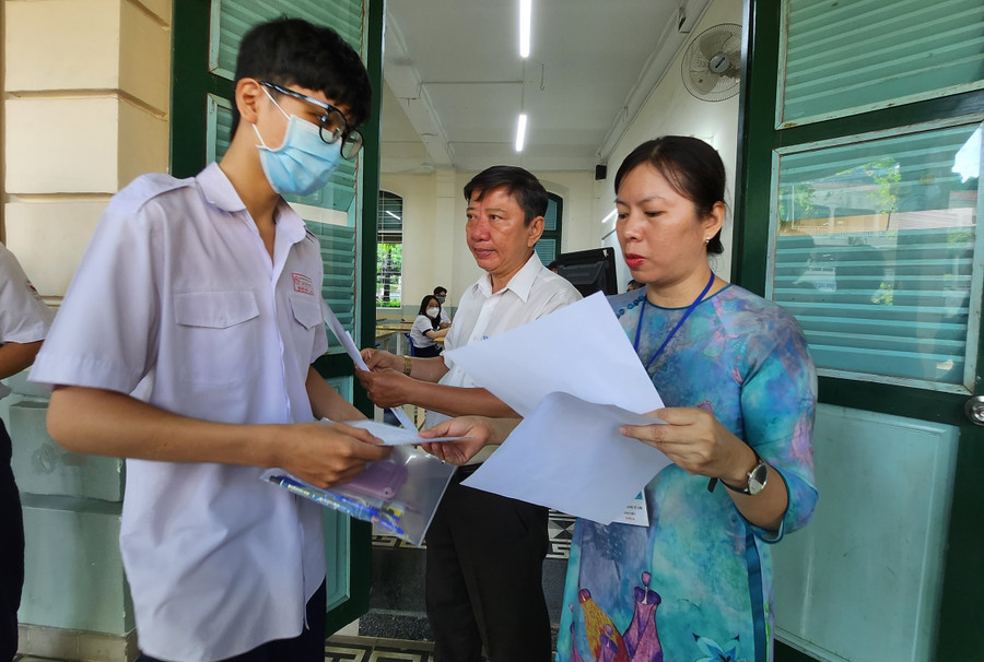 Cán bộ coi thi tại điểm thi Trường THPT Lê Quý Đôn gọi tên thí sinh vào phòng thi.