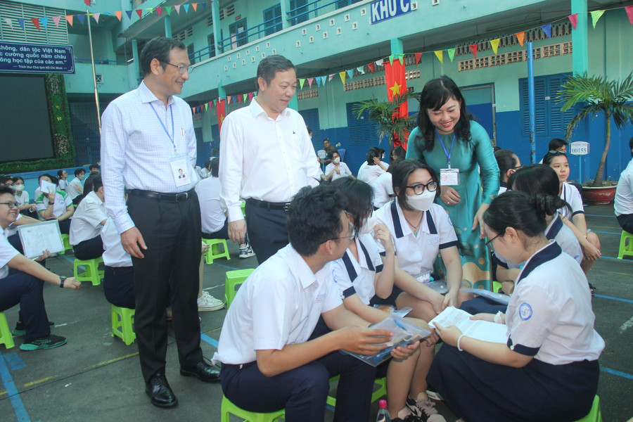 Ông Dương Anh Đức cùng đoàn công tác động viên các thí sinh.