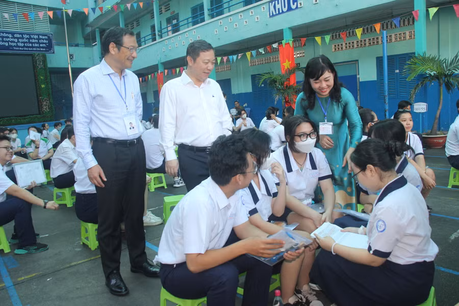 Ông Dương Anh Đức cùng đoàn công tác động viên các thí sinh.