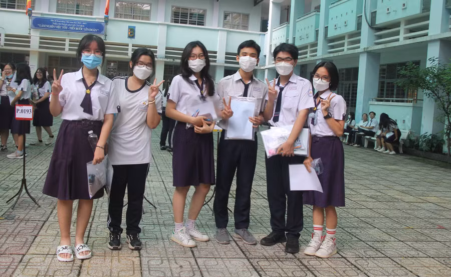 Thí sinh tại điểm thi Trường THCS Bàn Cờ tự tin trước khi bước vào thi môn Toán.