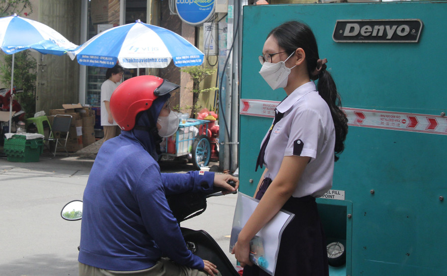 Phụ huynh dặn dò con gái trước khi vào thi môn Toán tại điểm thi Trường THCS Bàn Cờ. Phụ huynh dặn dò con gái trước khi vào thi môn Toán tại điểm thi Trường THCS Bàn Cờ.
