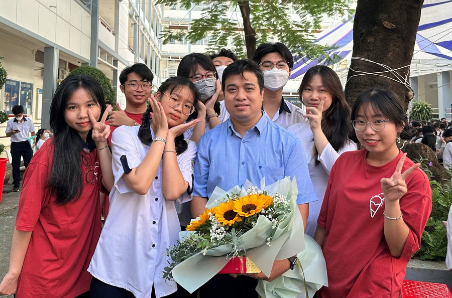 Thạc sĩ Lê Thanh Phúc, giáo viên dạy Toán Trường THPT Bùi Thị Xuân cùng học trò. Thạc sĩ Lê Thanh Phúc, giáo viên dạy Toán Trường THPT Bùi Thị Xuân cùng học trò.