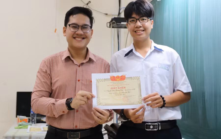 Thầy Võ Minh Nghĩa (bên trái) giáo viên dạy Ngữ văn Trường THPT Nguyễn Du.