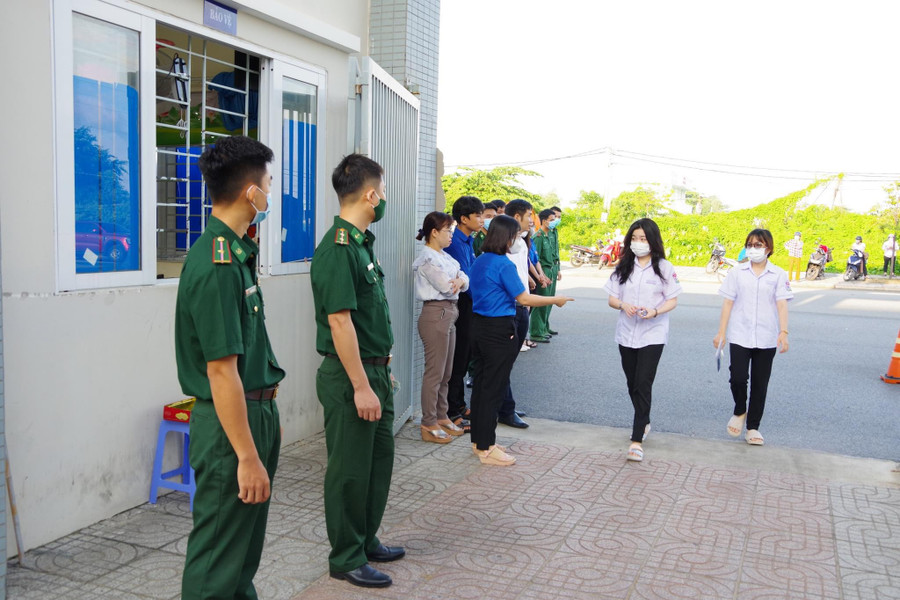 Các thí sinh trước khi bước vào điểm thi sẽ được phát bút, thước, nước uống... miễn phí suốt trong các ngày thi. Các thí sinh trước khi bước vào điểm thi sẽ được phát bút, thước, nước uống... miễn phí suốt trong các ngày thi.