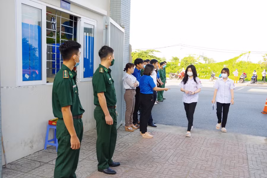 Các thí sinh trước khi bước vào điểm thi sẽ được phát bút, thước, nước uống... miễn phí suốt trong các ngày thi.