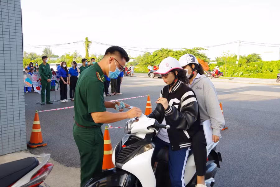 Lực lượng Biên phòng cùng các tình nguyện viên trông coi xe cho các thí sinh.