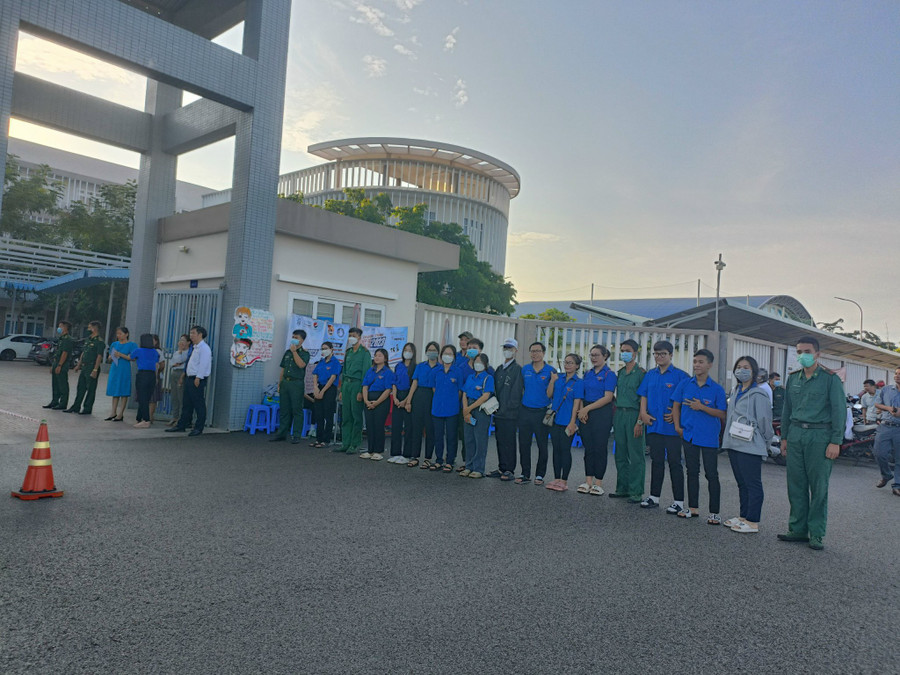Các tình nguyện viên tại điểm thi Trường THPT Nguyễn Khuyến luôn có mặt từ rất sớm để hỗ trợ thí sinh. Các tình nguyện viên tại điểm thi Trường THPT Nguyễn Khuyến luôn có mặt từ rất sớm để hỗ trợ thí sinh.