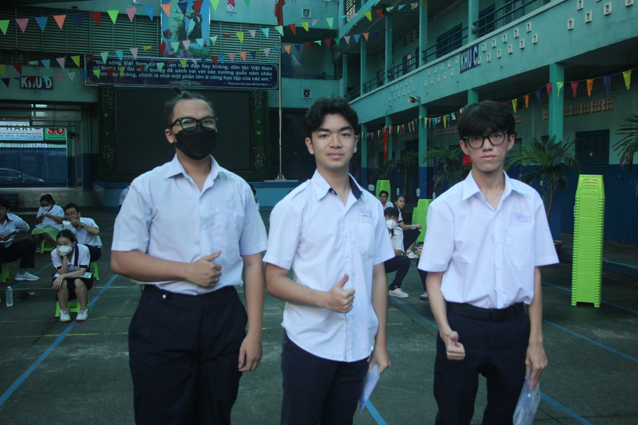 Các thí sinh tại điểm thi Trường THCS Lê Lợi bình tĩnh, tự tin trước khi bước vào thi môn Ngữ văn.