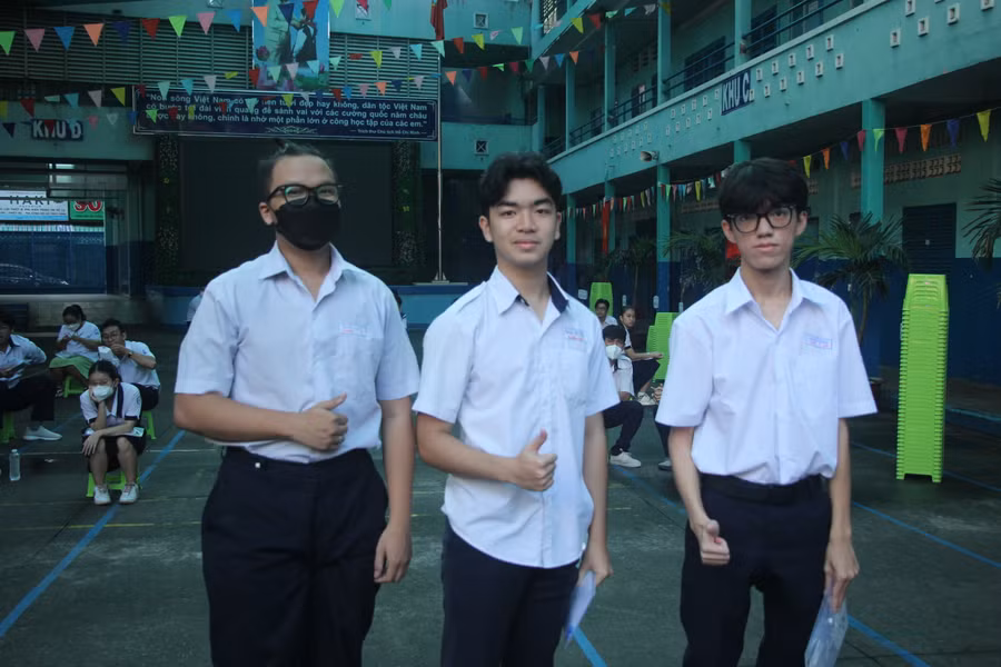 Các thí sinh tại điểm thi Trường THCS Lê Lợi bình tĩnh, tự tin trước khi bước vào thi môn Ngữ văn. Các thí sinh tại điểm thi Trường THCS Lê Lợi bình tĩnh, tự tin trước khi bước vào thi môn Ngữ văn.