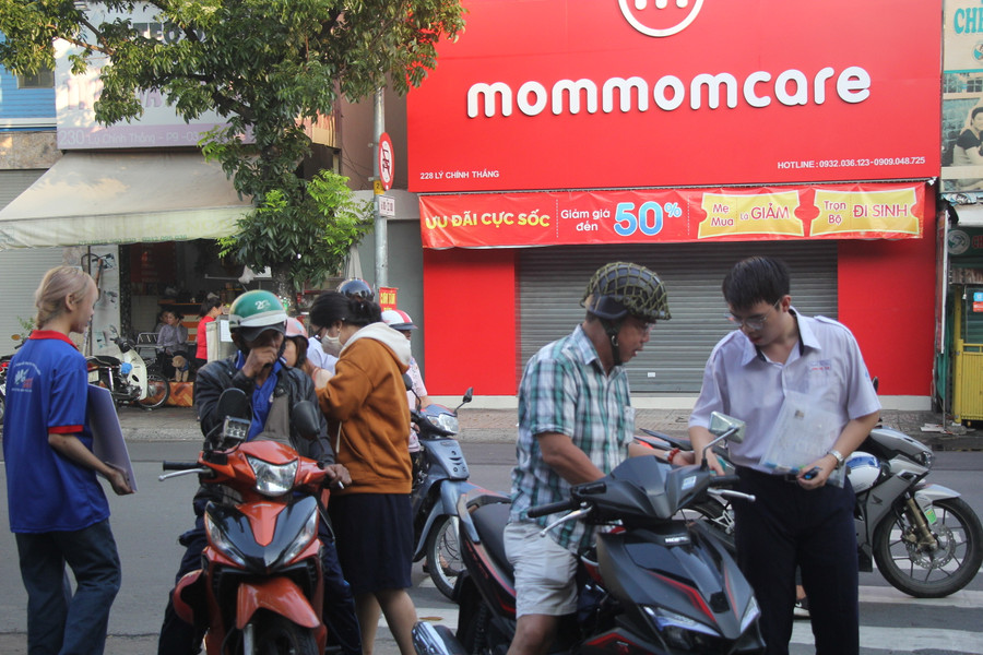 Phụ huynh đưa con em mình đến điểm thi THCS Lê Lợi từ rất sớm.