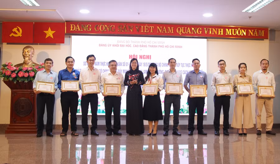 Bà Nguyễn Thị Là trao Giấy khen cho các cá nhân, tập thể thực hiện tốt học tập và làm theo tư tưởng, đạo đức, phong cách Hồ Chí Minh năm 2021-2022.