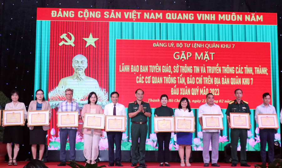 Lãnh đạo Quân khu 7 trao bằng khen cho các tập thể và cá nhân.