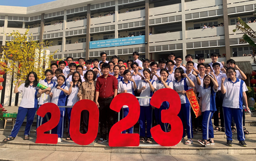 Nguyệt Hằng cùng thầy chủ nhiệm cùng tập thể lớp 12B4. Nguyệt Hằng cùng thầy chủ nhiệm cùng tập thể lớp 12B4.