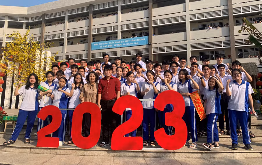 Nguyệt Hằng cùng thầy chủ nhiệm cùng tập thể lớp 12B4.