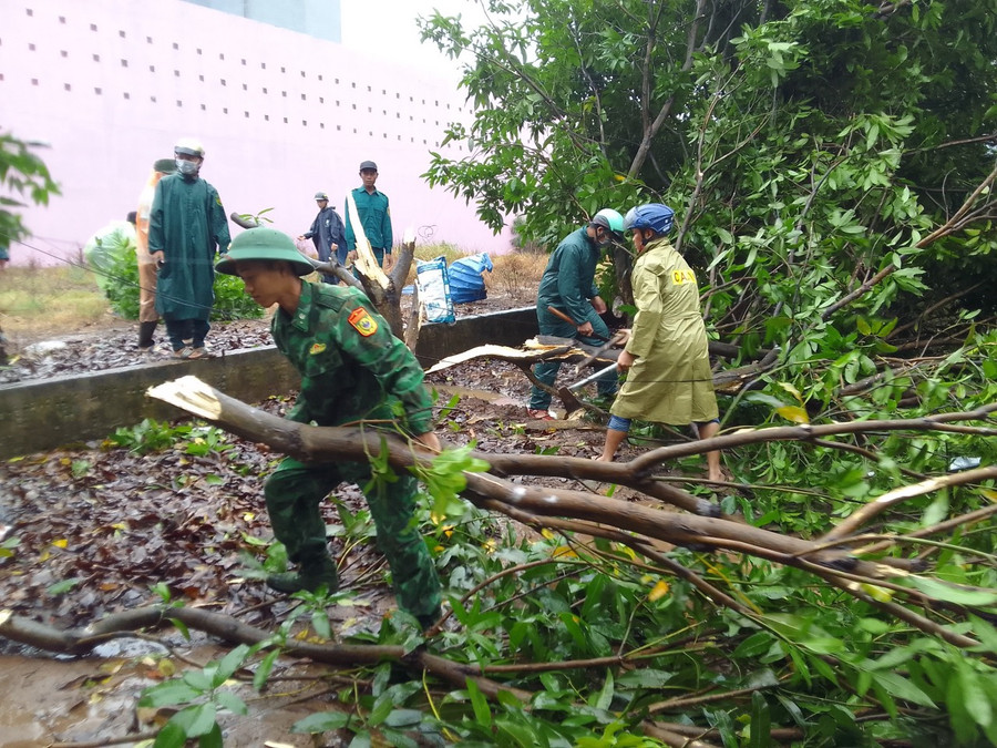 Cán bộ, chiến sĩ Đồn Biên phòng Vĩnh Châu cùng các lực lượng giúp dân khắc phục hậu quả dông lốc.