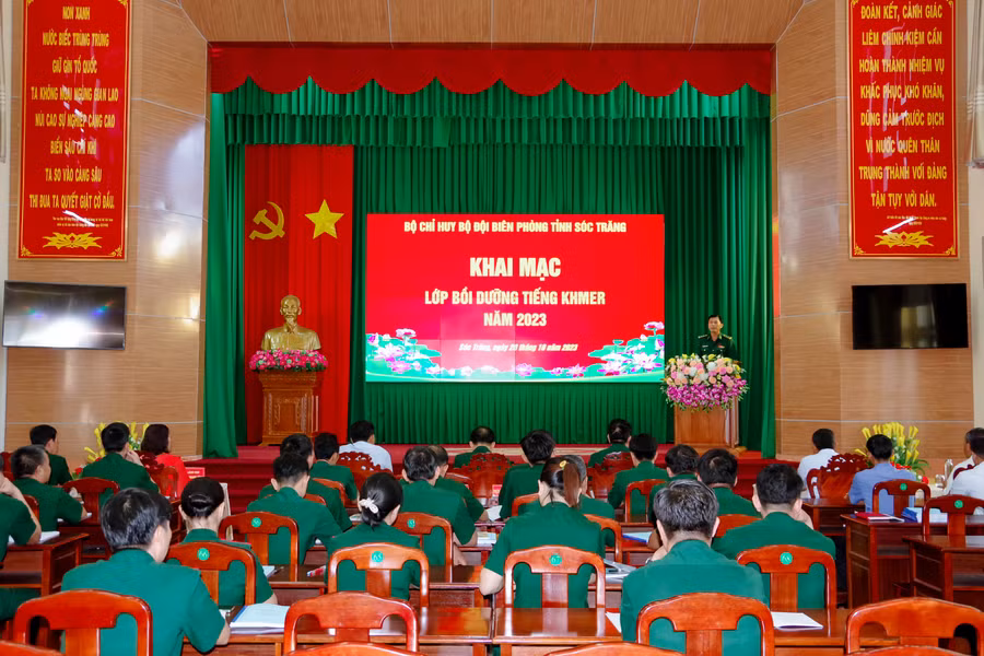 Quang cảnh các đại biểu dự khai mạc lớp bồi dưỡng tiếng Khmer năm 2023. 