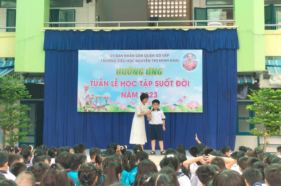 Cô Mai luôn hết lòng với những học sinh có hoàn cảnh khó khăn trong trường. Cô Mai luôn hết lòng với những học sinh có hoàn cảnh khó khăn trong trường.