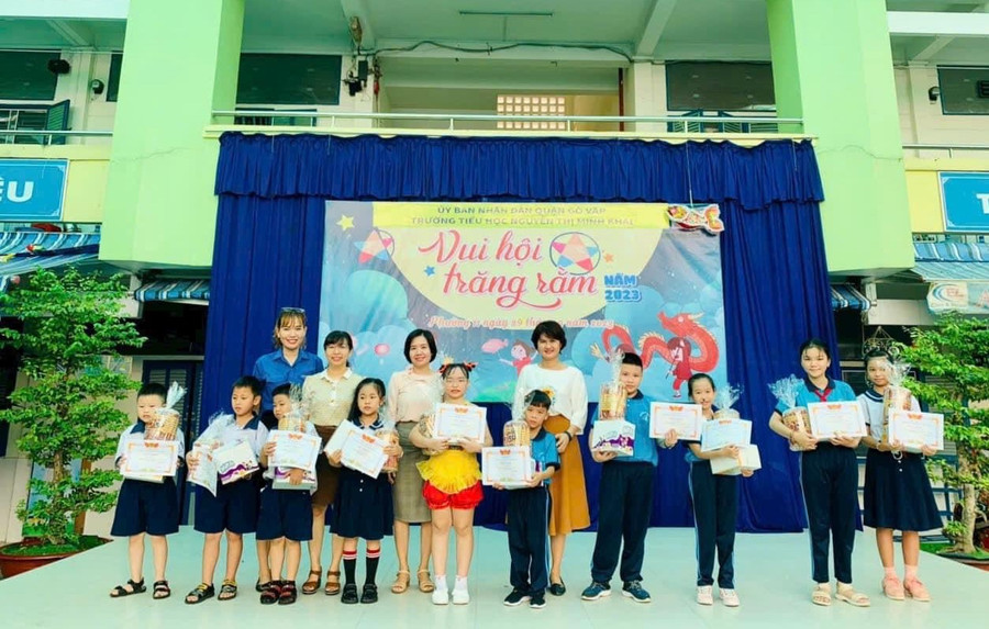 Cô Đỗ Thị Mai (hàng sau thứ 4 từ trái qua) trao khen thưởng cho học sinh. Cô Đỗ Thị Mai (hàng sau thứ 4 từ trái qua) trao khen thưởng cho học sinh.