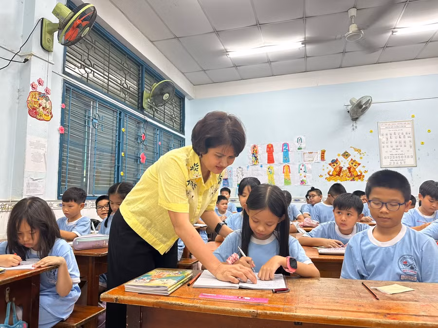 Cô Đỗ Thị Mai luôn quan tâm, chăm lo cho học sinh trong trường.