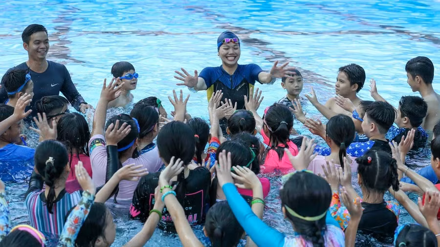 Ánh Viên và các em nhỏ hào hứng với buổi học bơi. Ảnh: FBNV.