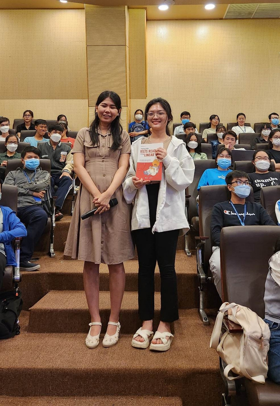 NCS Hà Đặng Như Quỳnh (giám đốc chương trình IELTS tại DOL English) chia sẻ về phương pháp Linearthinking cùng sinh viên khoa Anh (ĐH Sư phạm TP.HCM) - Ảnh: V.SAN. NCS Hà Đặng Như Quỳnh (giám đốc chương trình IELTS tại DOL English) chia sẻ về phương pháp Linearthinking cùng sinh viên khoa Anh (ĐH Sư phạm TP.HCM) - Ảnh: V.SAN.