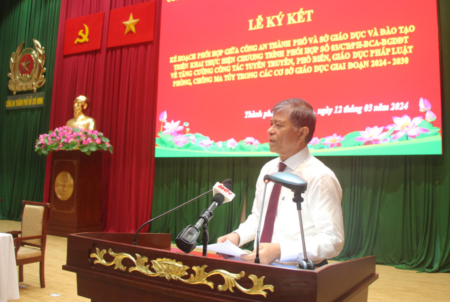 Ông Nguyễn Văn Hiếu yêu cầu nhân rộng tấm gương điển hình trong trường học. Ông Nguyễn Văn Hiếu yêu cầu nhân rộng tấm gương điển hình trong trường học.