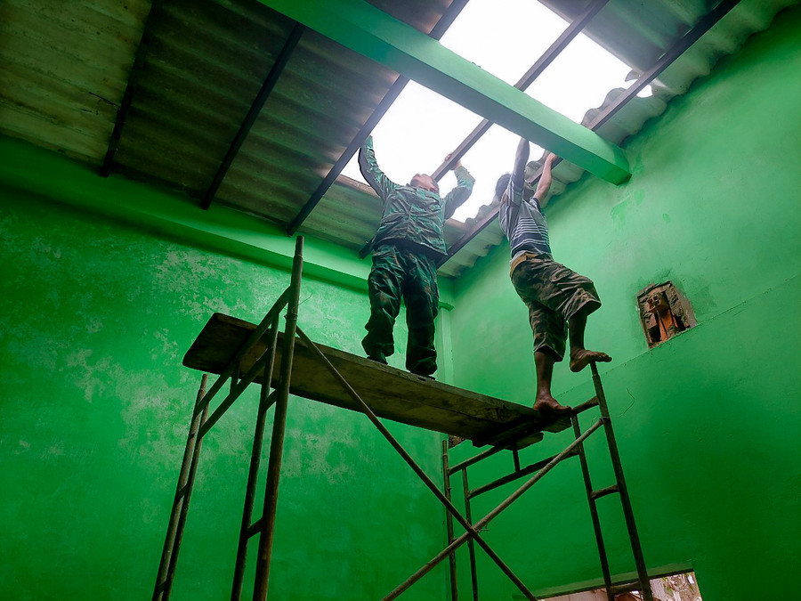 Cán bộ, chiến sĩ Đồn Biên phòng Vĩnh Châu giúp dân lợp lại mái nhà. Cán bộ, chiến sĩ Đồn Biên phòng Vĩnh Châu giúp dân lợp lại mái nhà.