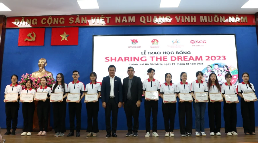 Sinh viên nhận học bổng từ chương trình.