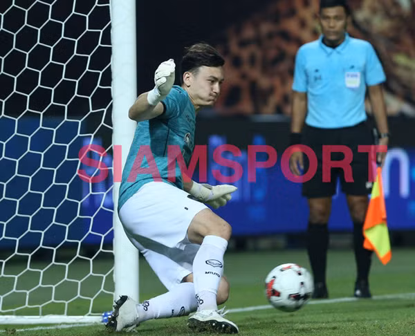 2 pha cản phá phạt đền thành công, Văn Lâm giupsMuangthong vào chung kết LEO Cup 2020.