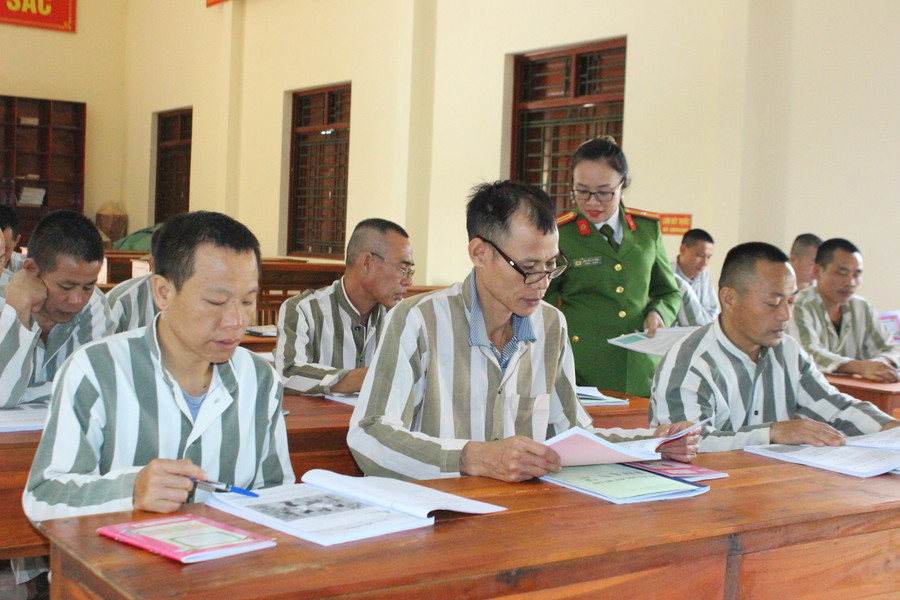 Lớp học xóa mù chữ cho các phạm nhân tại Trại giam Xuân Hà (Bộ Công an). Lớp học xóa mù chữ cho các phạm nhân tại Trại giam Xuân Hà (Bộ Công an).