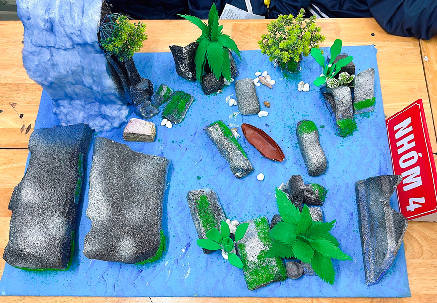 Một mô hình mô phỏng trích đoạn trong tác phẩm Người lái đò sông Đà của học sinh lớp 12A8 (Trường THPT Hồng Lĩnh).