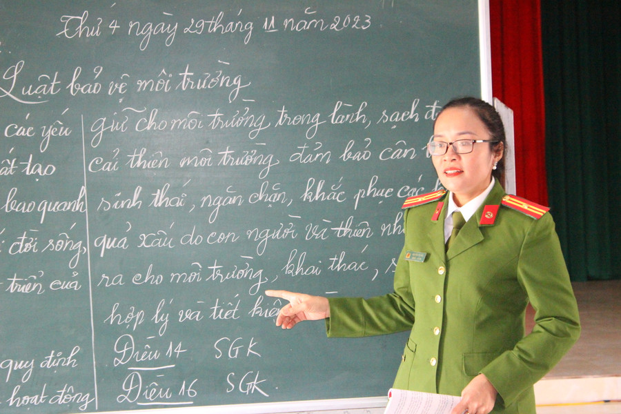 Thiếu tá Nguyễn Thị Hảo - 1 trong 2 “giáo viên” tại lớp học xóa mù chữ. Thiếu tá Nguyễn Thị Hảo - 1 trong 2 “giáo viên” tại lớp học xóa mù chữ.