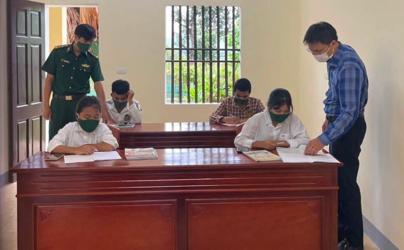 Bộ đội Biên phòng Hà Tĩnh phối hợp trường học tổ chức dạy học tại bản cho học sinh người Chứt trong thời điểm dịch bệnh Covid-19 (ảnh tư liệu). Bộ đội Biên phòng Hà Tĩnh phối hợp trường học tổ chức dạy học tại bản cho học sinh người Chứt trong thời điểm dịch bệnh Covid-19 (ảnh tư liệu).