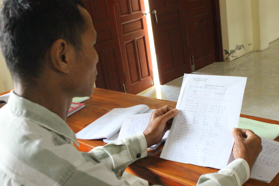 Nhiều phạm nhân quyết tâm học chữ để sớm viết thư về cho gia đình. Nhiều phạm nhân quyết tâm học chữ để sớm viết thư về cho gia đình.