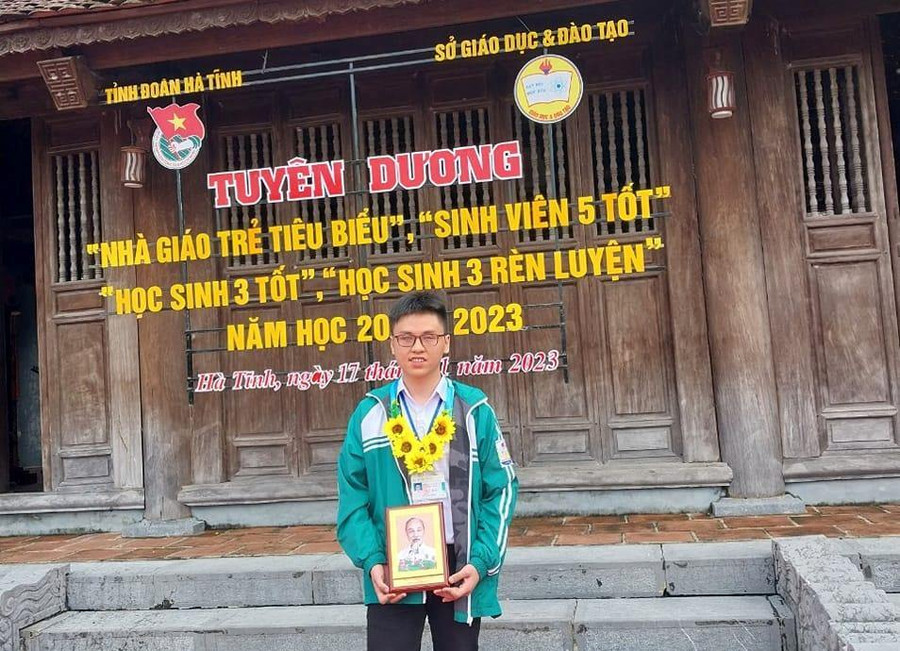 Nam Khánh được vinh danh tại Lễ tuyên dương học sinh vượt khó năm 2023.