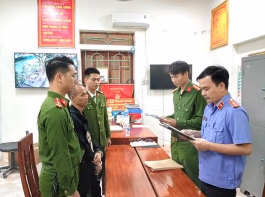 Cơ quan chức năng tống đạt Quyết định khởi tố và bắt tạm giam Nguyễn Hùng Cường ( Hương Sơn, Hà Tĩnh).