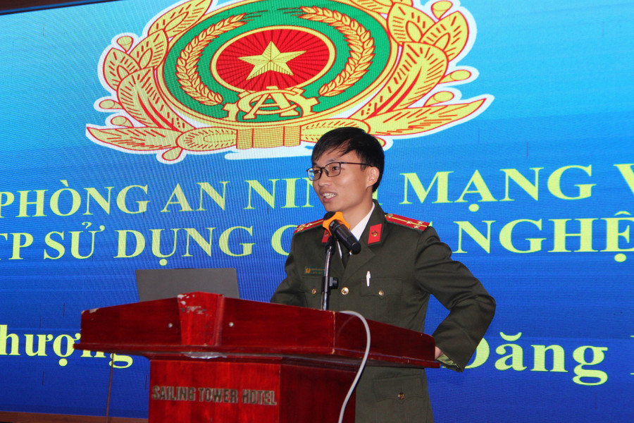 Báo cáo viên đến từ Công an Hà Tĩnh cung cấp kiến thức về luật An ninh mạng cho các đại biểu. Báo cáo viên đến từ Công an Hà Tĩnh cung cấp kiến thức về luật An ninh mạng cho các đại biểu.