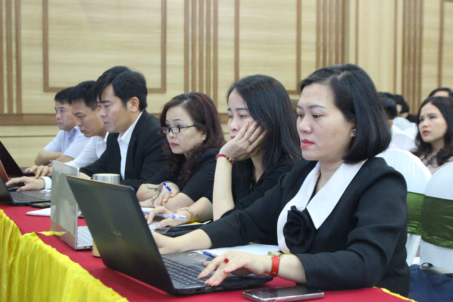 Hơn 400 cán bộ giáo viên cùng đại diện lãnh đạo sở GD&ĐT, sở Tư Pháp Hà Tĩnh... đã tham dự Hội nghị. Hơn 400 cán bộ giáo viên cùng đại diện lãnh đạo sở GD&ĐT, sở Tư Pháp Hà Tĩnh... đã tham dự Hội nghị.