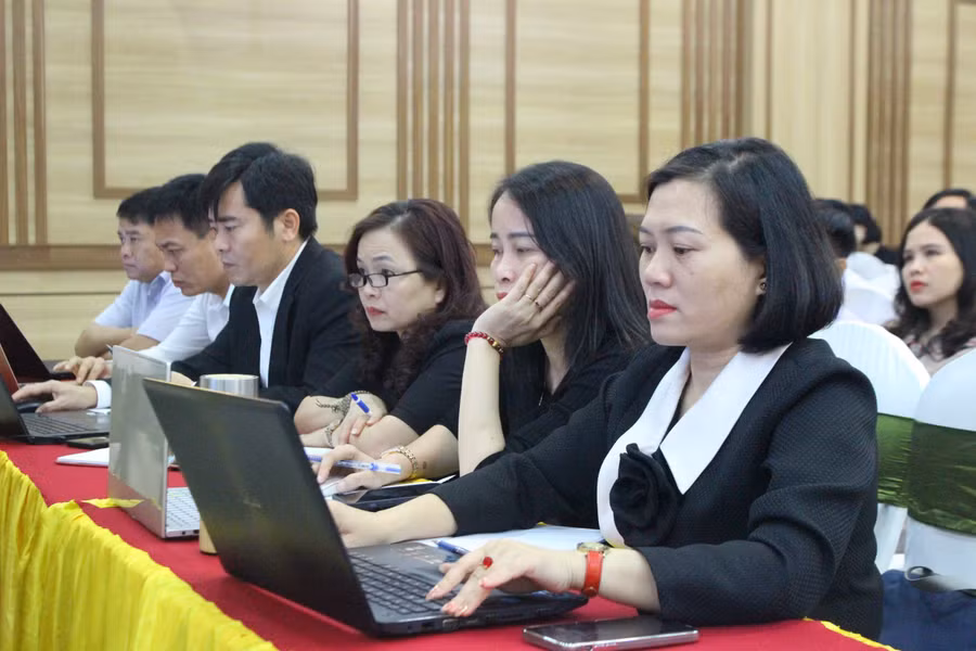 Hơn 400 cán bộ giáo viên cùng đại diện lãnh đạo sở GD&amp;ĐT, sở Tư Pháp Hà Tĩnh... đã tham dự Hội nghị.